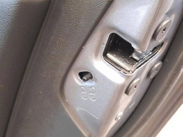 Zamek drzwi tylnych prawych 825023014R RENAULT