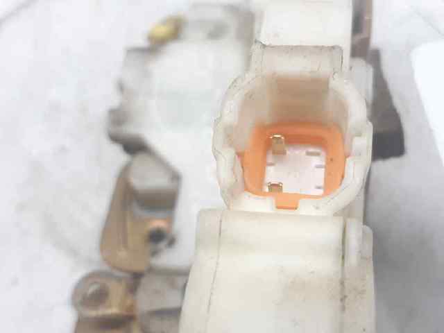 Zamek drzwi przednich prawych 825025P01A NISSAN