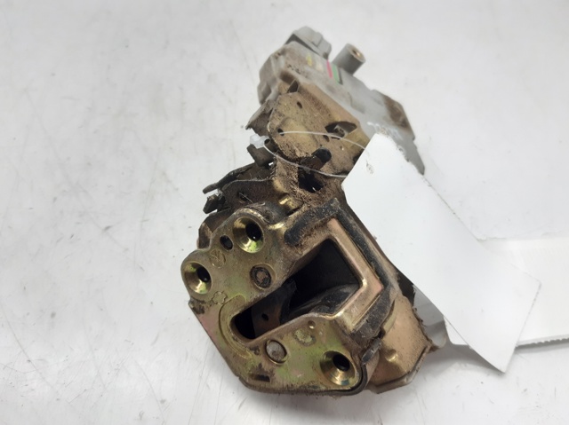 Zamek drzwi tylnych prawych 825027F600 NISSAN