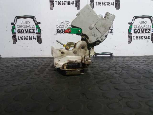 Zamek drzwi tylnych prawych 825027F600 NISSAN