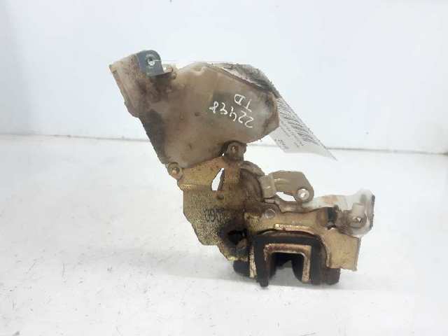 Zamek drzwi tylnych prawych 825027F600 NISSAN