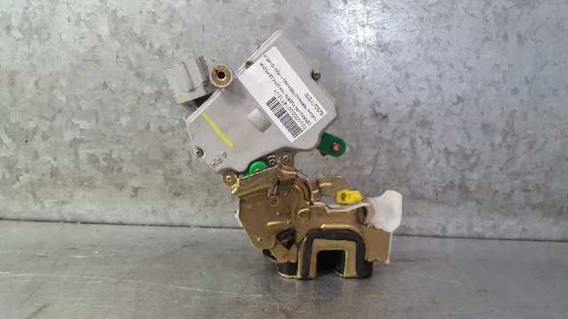 Zamek drzwi tylnych prawych 825027F600 NISSAN