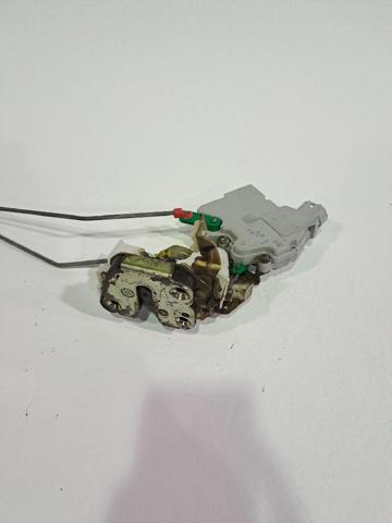 Zamek drzwi tylnych prawych 825027F600 NISSAN