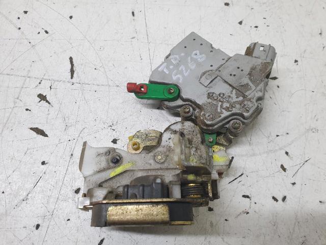 Zamek drzwi tylnych prawych 825027F600 NISSAN