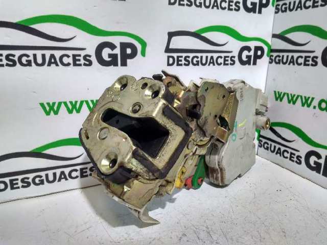 Zamek drzwi tylnych prawych 825027F600 NISSAN