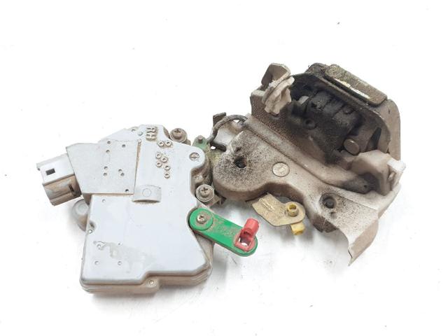 Zamek drzwi tylnych prawych 825027F600 NISSAN