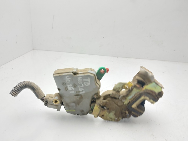 Zamek drzwi tylnych prawych 825027F600 NISSAN