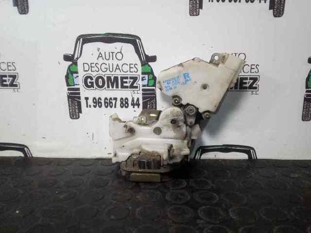 Zamek drzwi tylnych prawych 825027F600 NISSAN
