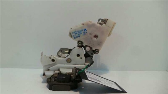 Zamek drzwi tylnych prawych 825027F600 NISSAN