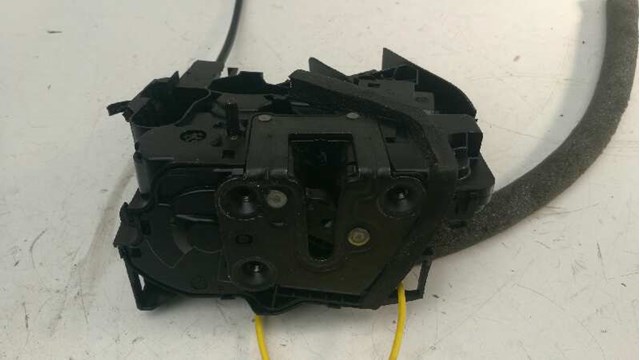 Zamek drzwi tylnych prawych 825028903R RENAULT