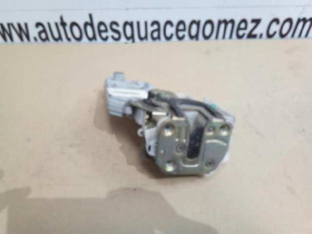 Zamek drzwi tylnych prawych 825029F511 NISSAN