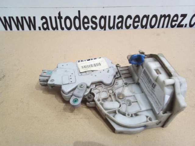 Zamek drzwi tylnych prawych 825029F511 NISSAN