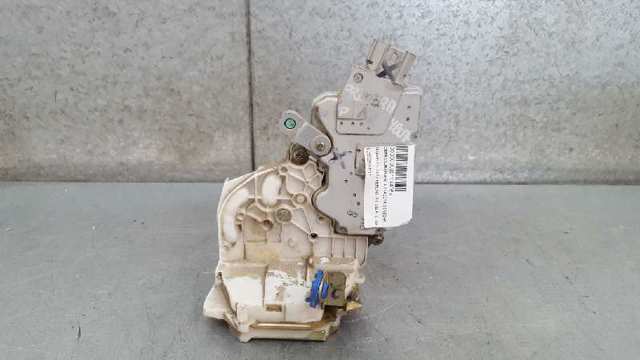 Zamek drzwi tylnych prawych 825029F511 NISSAN