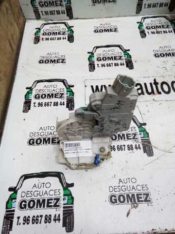 Zamek drzwi tylnych prawych 825029F511 NISSAN