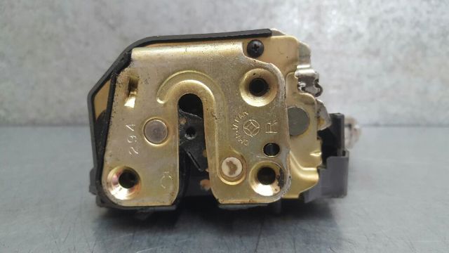 Zamek drzwi tylnych prawych 82502AA21A NISSAN
