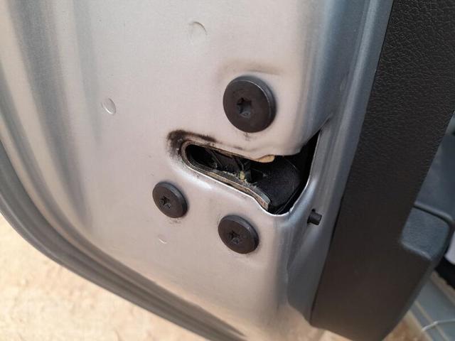 Zamek drzwi tylnych lewych 825033585R RENAULT