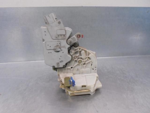 Zamek drzwi tylnych lewych 825039F511 NISSAN