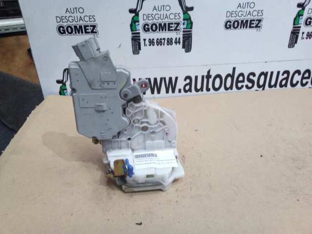 Zamek drzwi tylnych lewych 825039F511 NISSAN