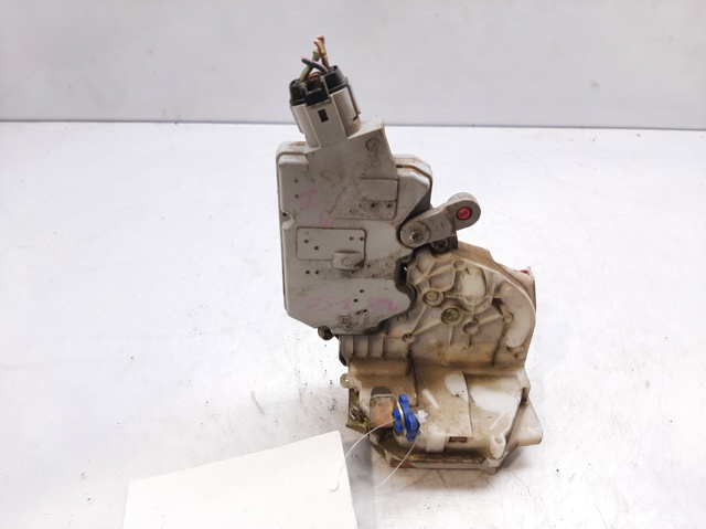 Zamek drzwi tylnych lewych 825039F511 NISSAN