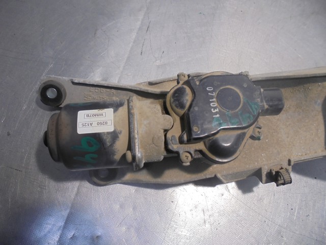 Silniczek wycieraczki szyby przedniej Mitsubishi Pajero KH