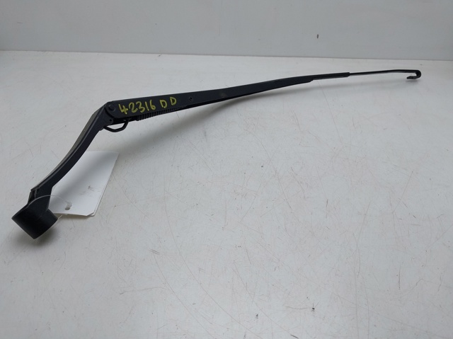 Ramię wycieraczki szyby przedniej 8250A172 MITSUBISHI