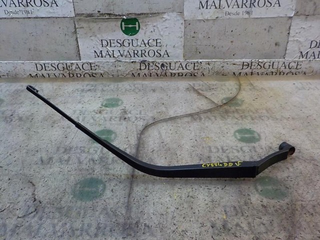 Ramię wycieraczki szyby przedniej 8250A172 MITSUBISHI