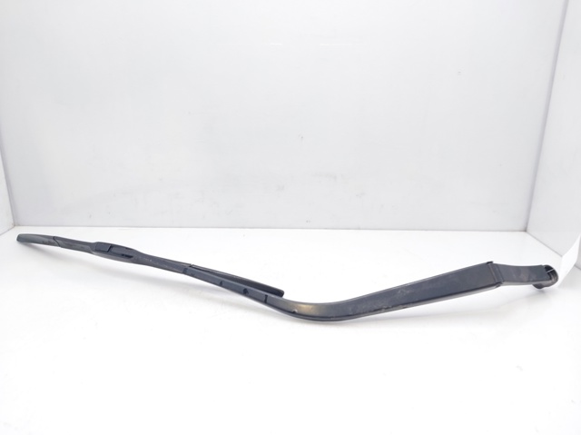Ramię wycieraczki szyby przedniej 8250A172 MITSUBISHI