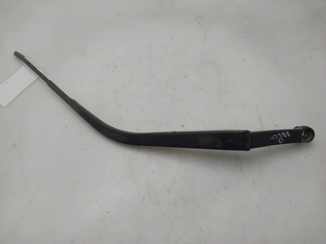 Ramię wycieraczki szyby przedniej 8250A172 MITSUBISHI