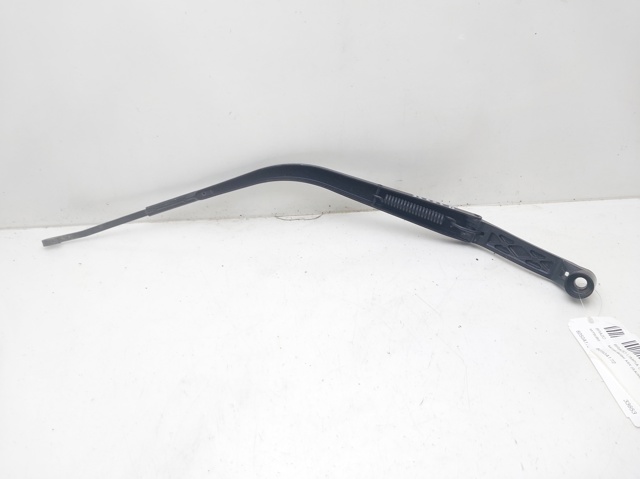 Ramię wycieraczki szyby przedniej 8250A172 MITSUBISHI