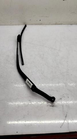 Ramię wycieraczki szyby przedniej 8250A172 MITSUBISHI