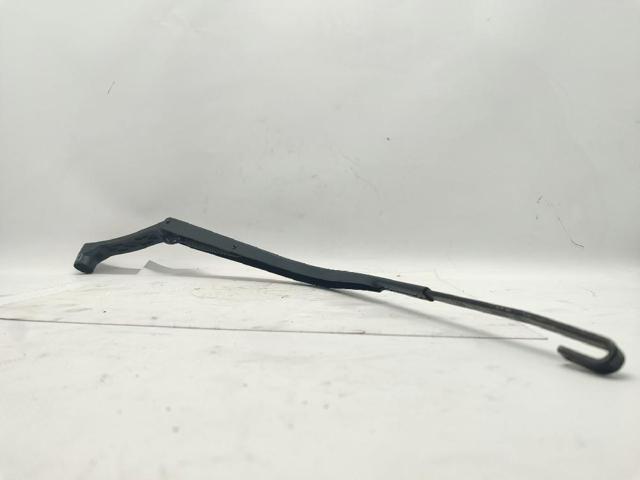 Ramię wycieraczki szyby przedniej 8250A172 MITSUBISHI