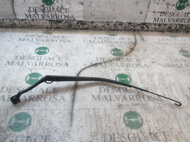 Ramię wycieraczki szyby przedniej 8250A172 MITSUBISHI