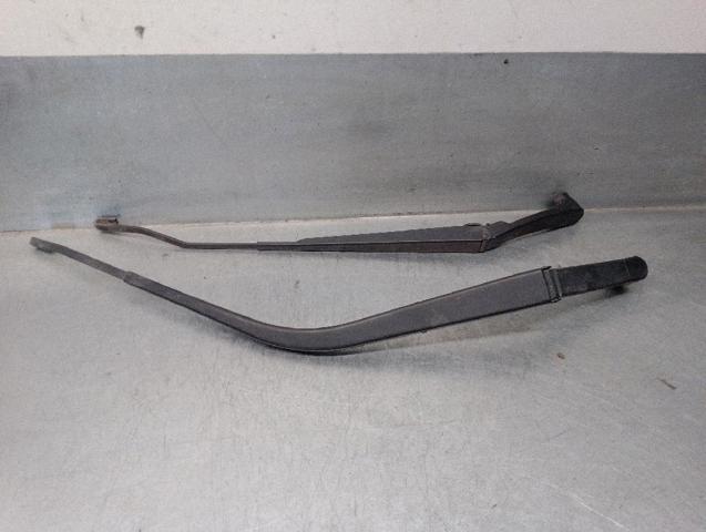 Ramię wycieraczki szyby przedniej 8250A646 MITSUBISHI