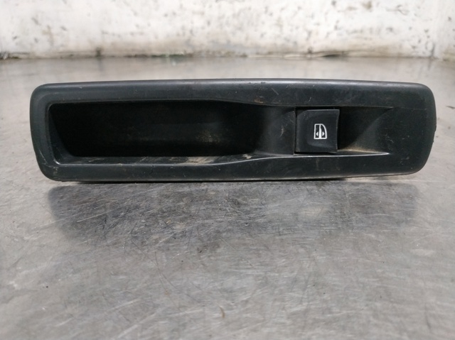 Włącznik przyciskowy podnośnika szyby tylny 82944002R RENAULT