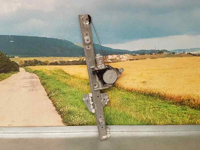 Mechanizm podnoszenia szyby drzwi przednich lewych 8340265J01000 SUZUKI