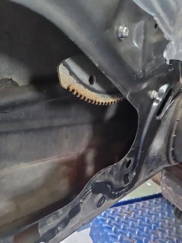 Mechanizm podnoszenia szyby drzwi przednich lewych 8340279J12 SUZUKI