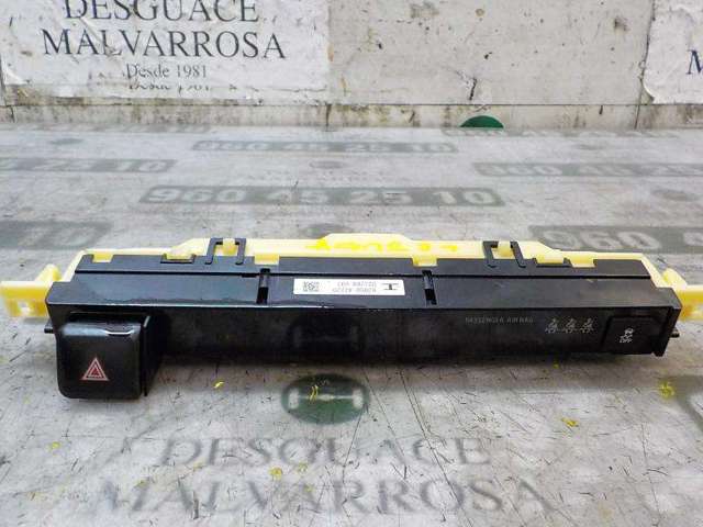 Przycisk włączania światła awaryjnego 8395042220 TOYOTA