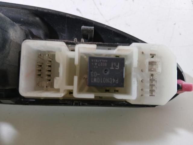 Panel przyciskowy sterowania podnośnikiem szyby przedni lewy 8403060023 TOYOTA