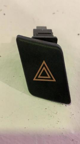 Przycisk włączania światła awaryjnego 843320D020 TOYOTA