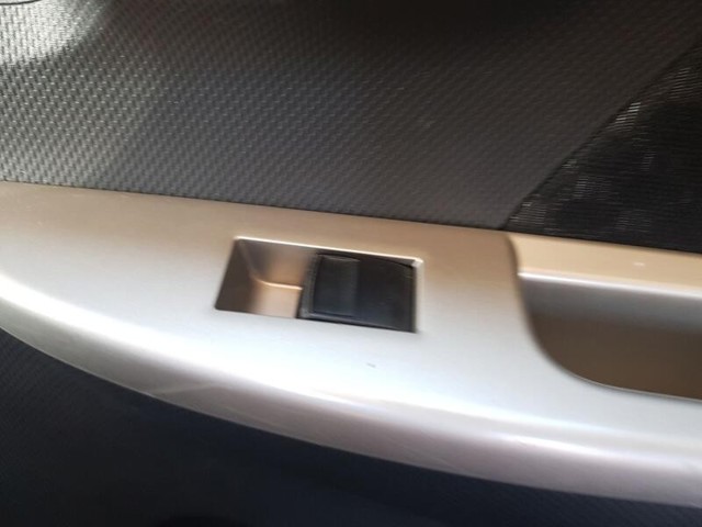 Włącznik przyciskowy podnośnika szyby przedni prawy 8481052030 TOYOTA