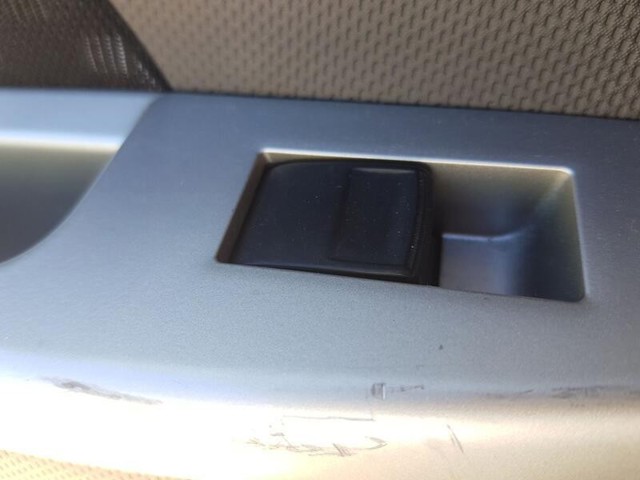Włącznik przyciskowy podnośnika szyby przedni prawy 8481052030 TOYOTA