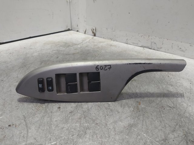 Panel przyciskowy sterowania podnośnikiem szyby przedni lewy 8482002190 TOYOTA
