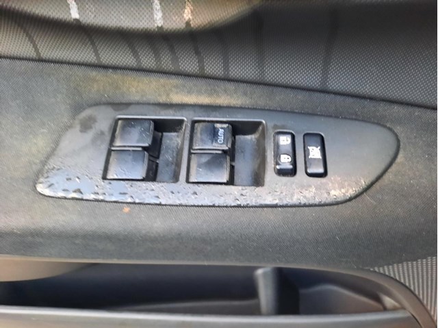 Panel przyciskowy sterowania podnośnikiem szyby przedni lewy 8482002210 Toyota