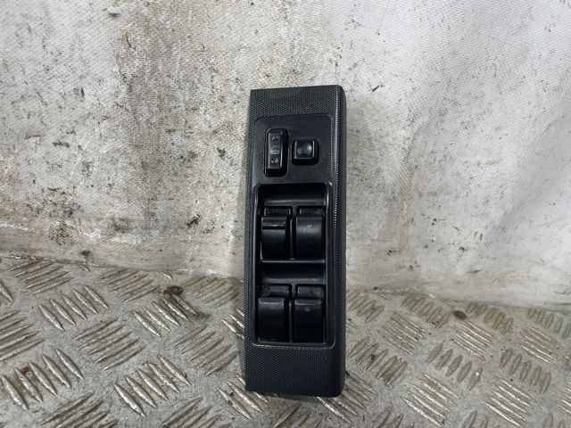 Panel przyciskowy sterowania podnośnikiem szyby przedni lewy 848200F030 TOYOTA