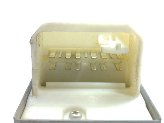 Panel przyciskowy sterowania podnośnikiem szyby przedni lewy 8482042190 TOYOTA