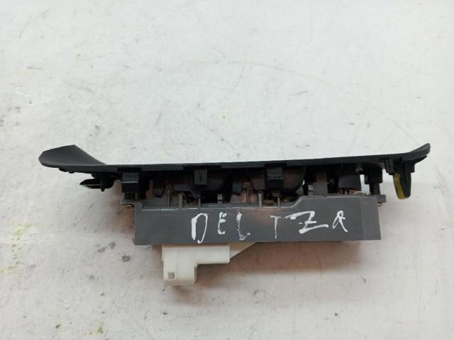 Panel przyciskowy sterowania podnośnikiem szyby przedni lewy 8482042190 TOYOTA