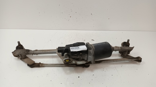 Silniczek wycieraczki szyby przedniej Toyota Yaris NCP2