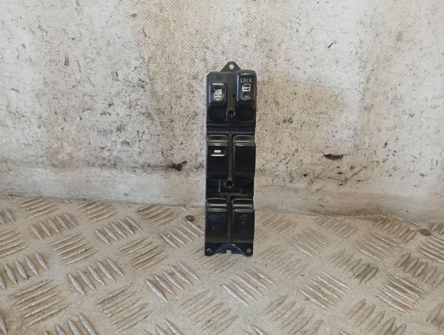 Panel przyciskowy sterowania podnośnikiem szyby przedni lewy 8608A060 PEUGEOT