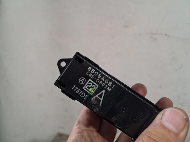 Panel przyciskowy sterowania podnośnikiem szyby przedni lewy 8608A061 PEUGEOT