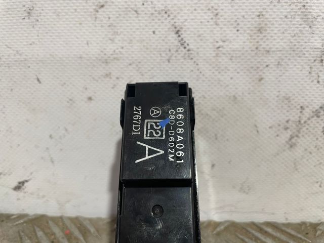Panel przyciskowy sterowania podnośnikiem szyby przedni lewy 8608A061 PEUGEOT